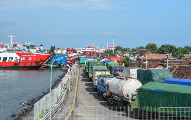 Antrean Menyusut, Truk Tetap Mendominasi di Pelabuhan Ketapang