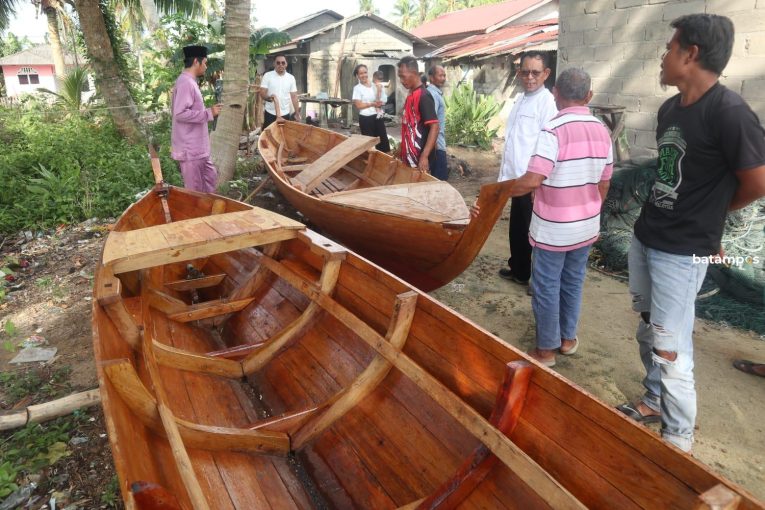 Kelompok Nelayan Kundur Terima Bantuan Sampan