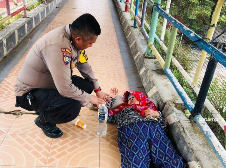 Wanita Lansia Ditemukan Pingsan di Jembatan Penyeberangan Tiban