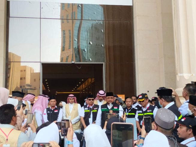 Menag Lepas Kepulangan Jemaah Haji Indonesia, Setiap JH Dibekali 10 Liter Air Zam-Zam