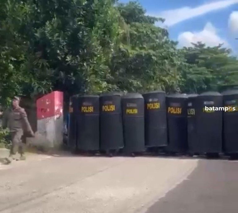 Tembakan Gas Air Mata Meredam Kericuhan di Tangki Seribu