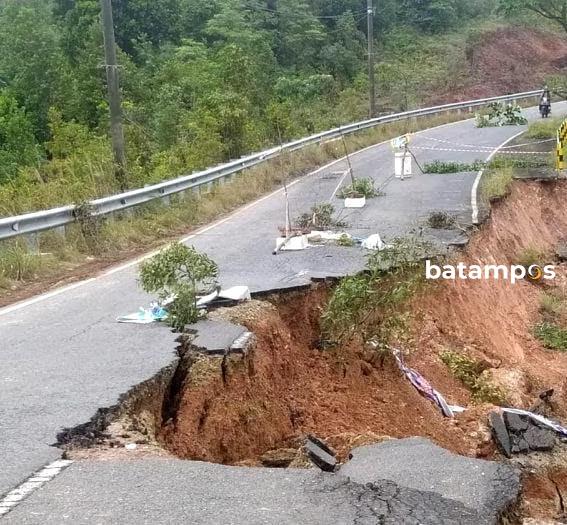 Jalan Utama ke Kampung Piayu Laut Masih Terputus