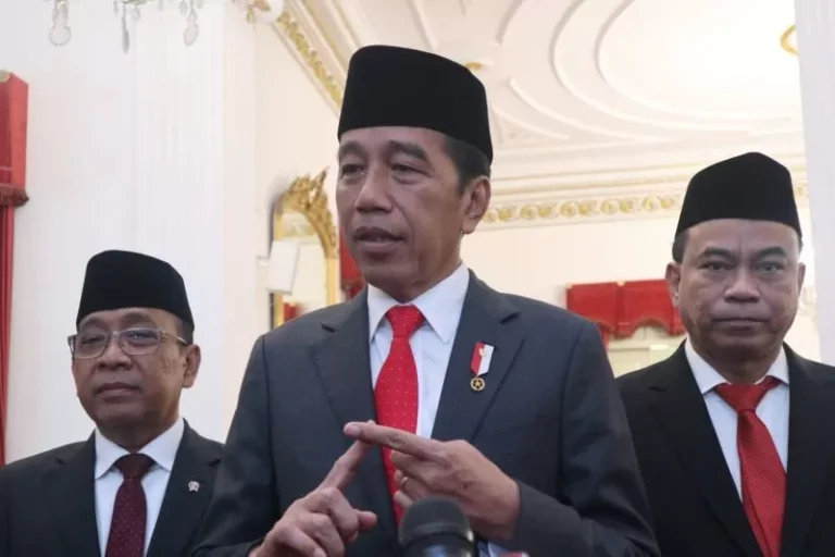 Jokowi Minta Menkominfo dan Wamenkominfo Baru Lanjutkan Proyek Pengadaan BTS 4G