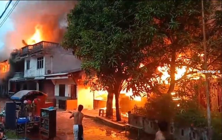 Kebakaran di Pulau Buluh: Satu Korban Tewas, 9 Rumah Ludes Terbakar