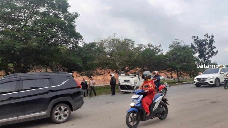 Minibus Terbalik di Jalan Depan Mega Legenda