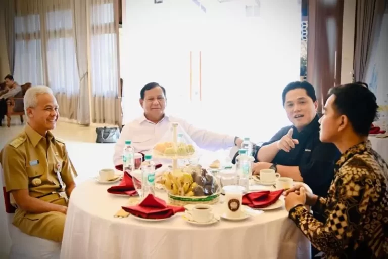 Ganjar dan Gibran Berbincang dengan Prabowo dan Erick di Adi Soemarmo