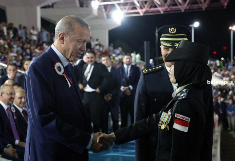 Polwan Polda Kepri Diwisuda Presiden Erdogan di Turki