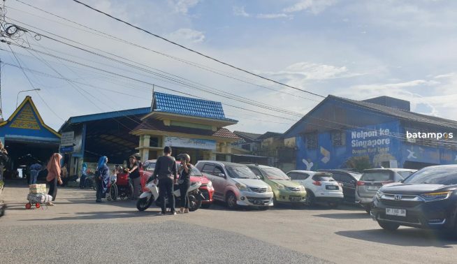 Area Parkir Pelabuhan Bulang Linggi Minim, Banyak Kendaraan Sesaki Bahu Jalan RE Martadinata, Tanjunguban