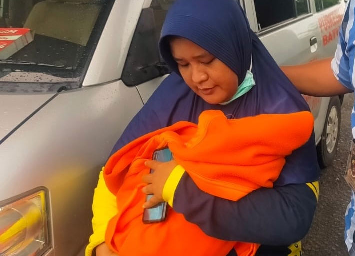 Bayi Mungil Dibuang di Semak Belukar Saat Hujan Deras