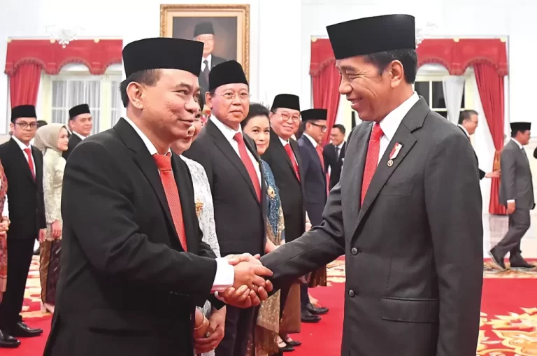 Kembali Reshuffle Kabinet, Jokowi Dinilai Peragakan Politik Terburuk di Ujung Masa Jabatannya