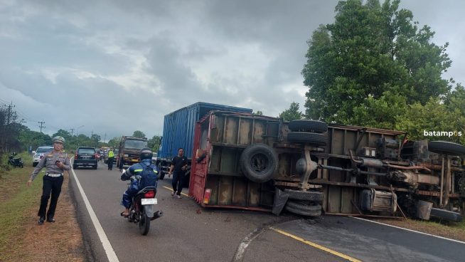 Pecah Ban, Truk Muatan Air Minum Kemasan Terguling di Jalan Raya Busung