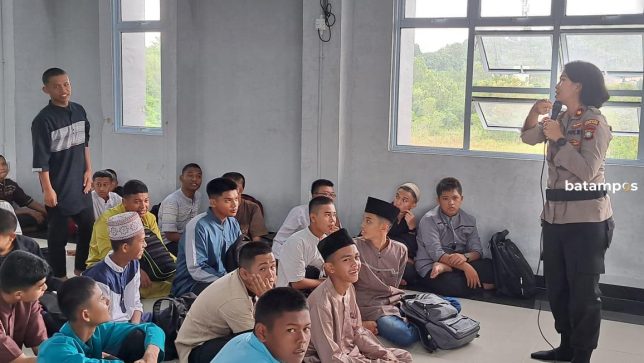 Isi Materi MPLS, Kapolsek Batuaji Sosialisasi Tertib Berlalulintas Kepada Pelajar