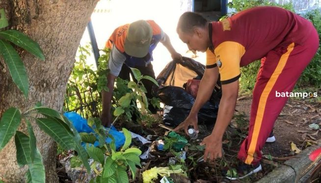 Polisi dan Warga Bahu-membahu Bersihkan Sampah di Pelabuhan ASDP Tanjunguban