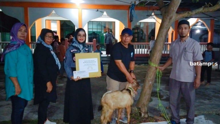 Dua Ekor Kambing Diserahkan Lewat Program Hewan Sedekah