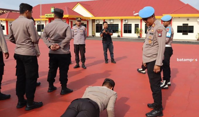 Kedapatan Rambut dan Jenggot Tak Pantas, Sejumlah Anggota Polisi di Bintan Langsung Dipangkas di Tempat