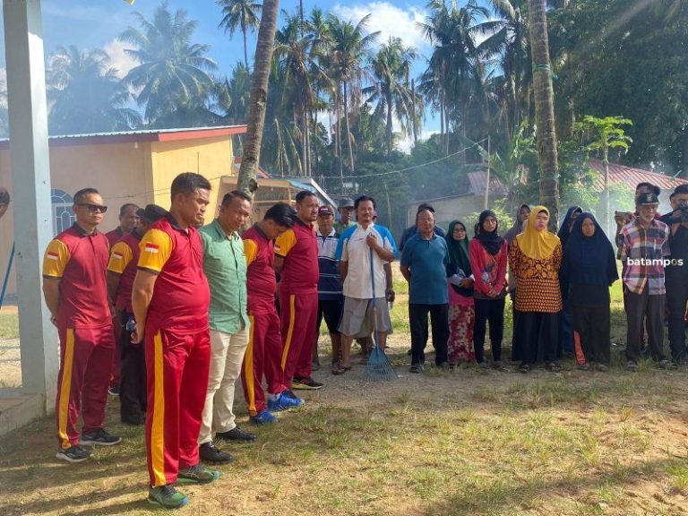 Dipenuhi Sampah, Polda Kepri Bersihkan Wilayah Pantai Nongsa