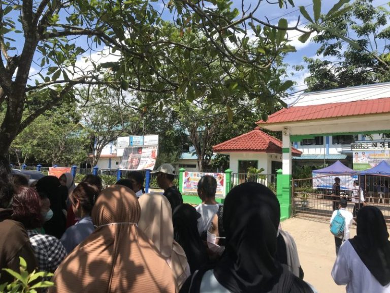 Puluhan Orang Tua Kembali Datangi SMAN 3 Batam, Desak Anaknya Bisa Tertampung