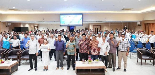 Serahkan Insentif Kepada 277 Pendeta, Jefridin: Mari Perkokoh Persatuan dan Kesatuan Umat Dalam Membangun Batam