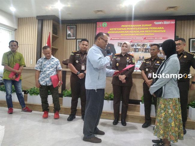 Kejari Batam Bebaskan Tersangka KDRT, Penculikan dan Penganiayaan