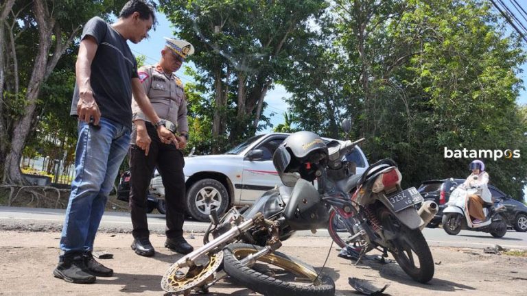 Tabrakan, Tiga Korban Terkapar di Jalan