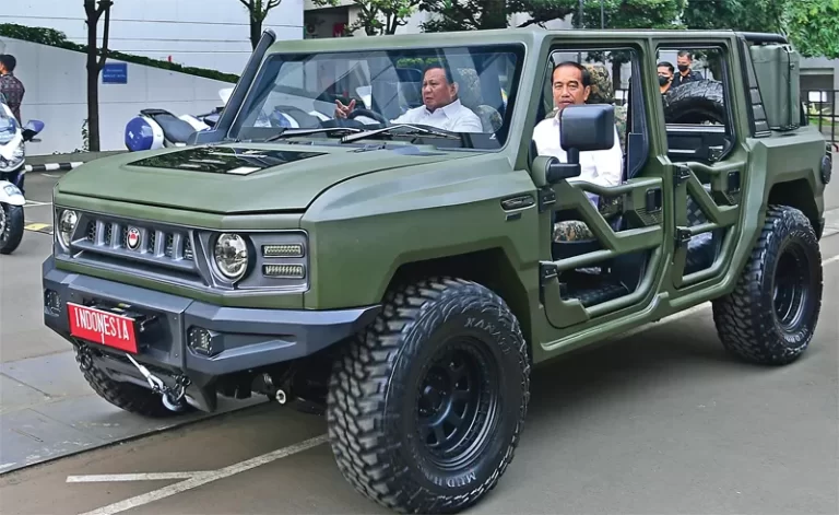 Inilah Spesifikasi Maung, Mobil Tempur Produksi Pindad yang Dipacu oleh Prabowo dan Jokowi