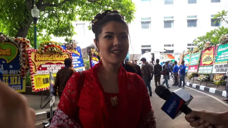 Baru Nikah, Cincin Pernikahan Tina Toon Sudah Hilang