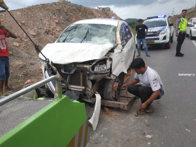 Pengemudi Hilang Kendali, Avanza Kecelakaan Tunggal di Southlink