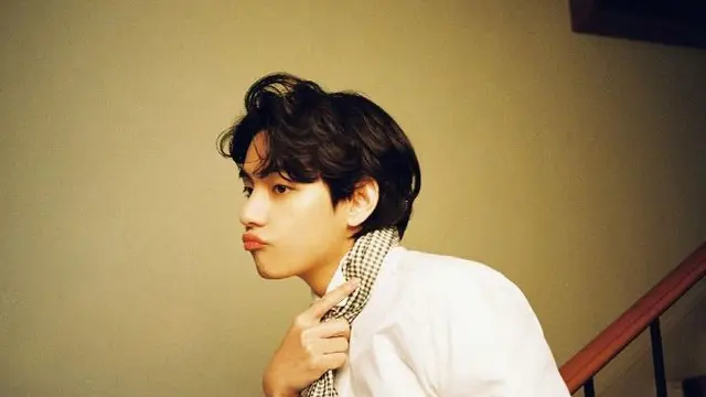 V BTS Gandeng Min Hee-jin untuk Debut Solo