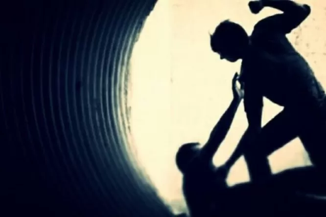 8 Pria Sukabumi Keroyok dan Gilas Kepala Remaja Perempuan dengan Motor