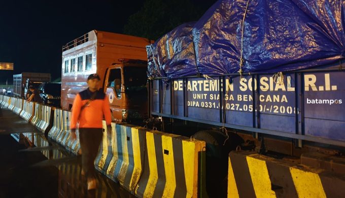 2 Truk Berisikan Bantuan Logistik untuk Korban Kebakaran di Tambelan Diangkut dengan Kapal RoRo