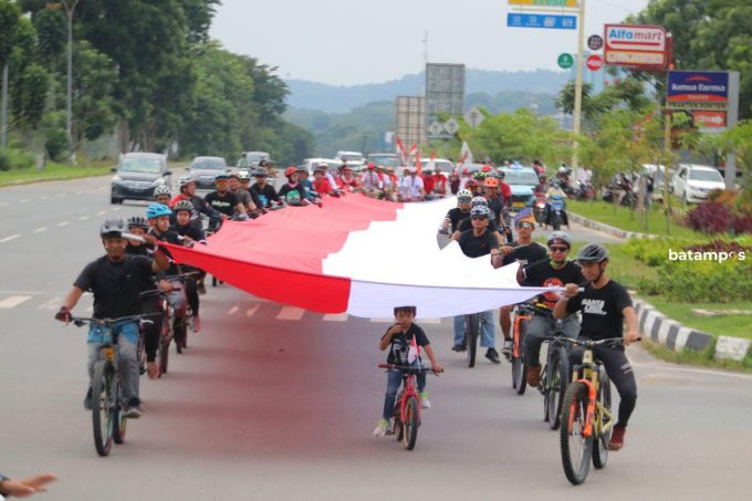 78 Pesepeda Batam Bawa Bendera Merah Putih Sepanjang 78 Meter