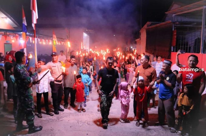 Meriahkan HUT Kemerdekaan RI, Ratusan Anak Perumahan Losari II, Tanjungpermai Pawai Obor