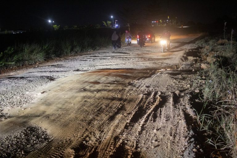 Jalan Kelurahan Sambau Rusak dan Tanpa Penerangan Jalan Umum