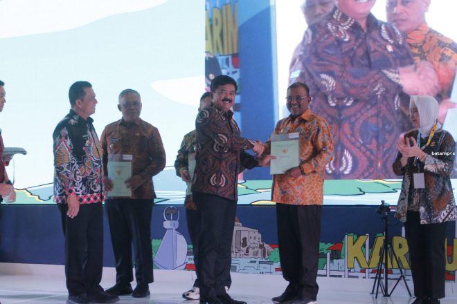 Menteri ATR Serahkan 2.035 Sertifikat Tanah