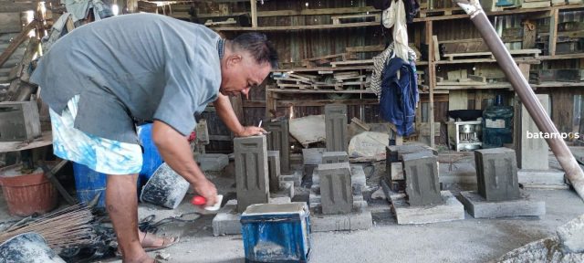 Melalui Program PUMK PT Timah Tbk Usaha Batako Aswari Warga Selat Panjang Meningkat