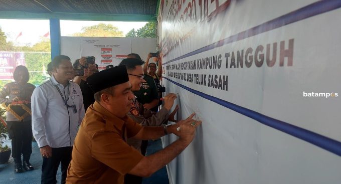Masyarakat Desa Teluk Sasah Tandatangani Komitmen Bersama Ciptakan Kampung Tangguh Bebas Narkoba