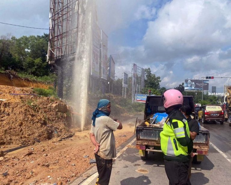 Pipa Bocor di Simpang Indomobil, Air Menyembur Setinggi 3 Meter