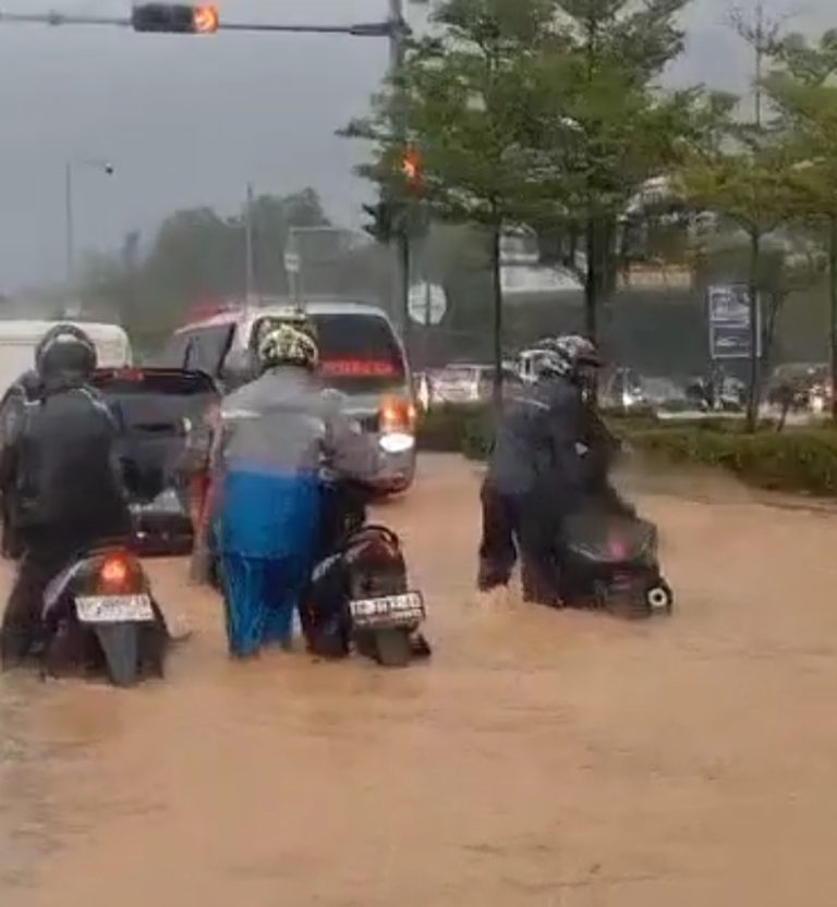 Banjir di Sejumlah Titik Jalan di Batam, Motor Mogok