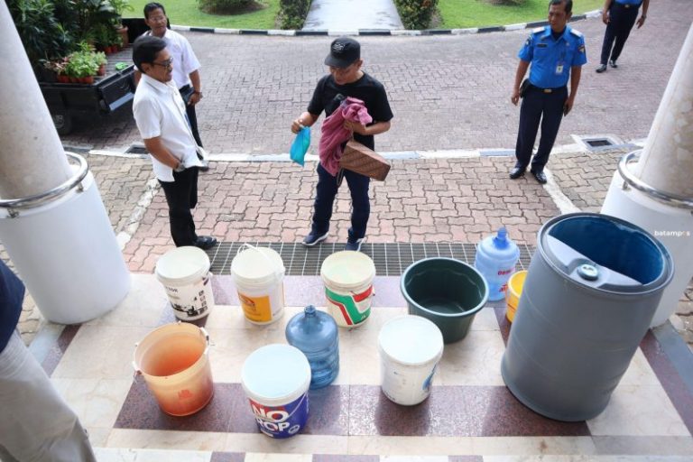 Warga Demo Pasal Gangguan Air Bersih di Kantor BP Batam dan PT Moya