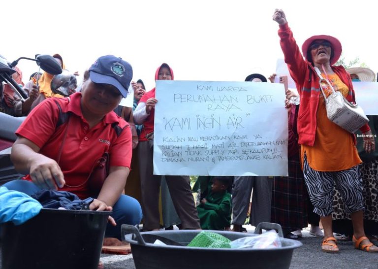 Didemo Pelanggan, ABH Janji Kirim Air Untuk Warga Perumahan Bukit Raya