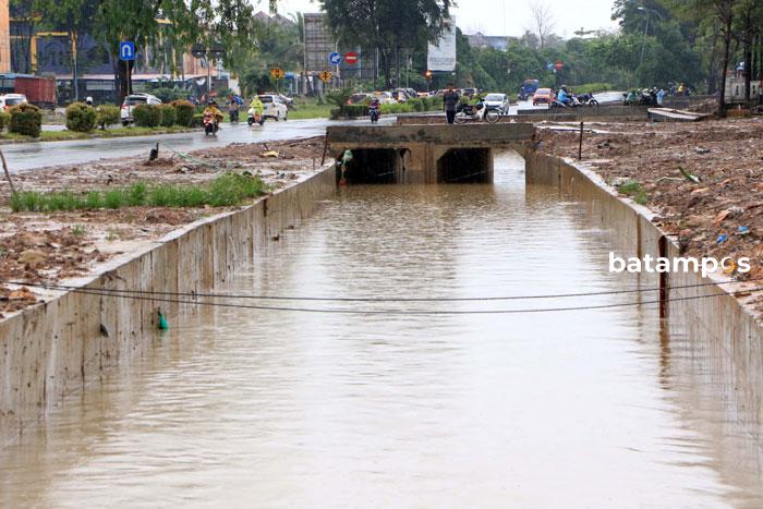 Sering Longsor, Dinas Bina Marga Perkuat Drainase Induk Samping Mitra Mall Batuaji