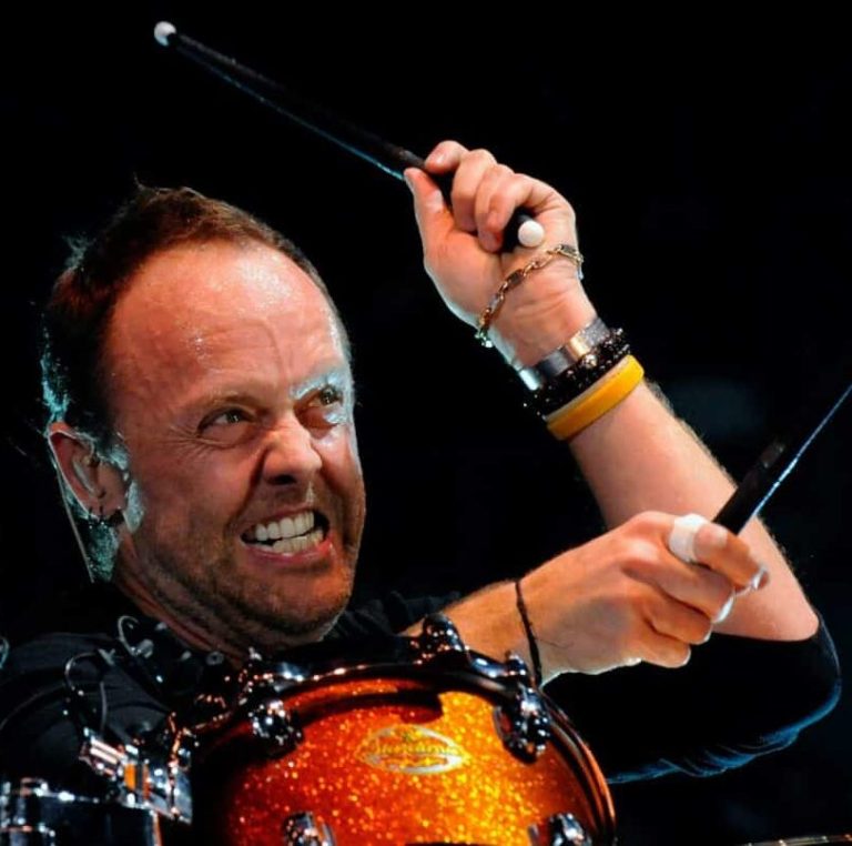 Drumer Metallica Kritik Penonton Pelempar Barang
