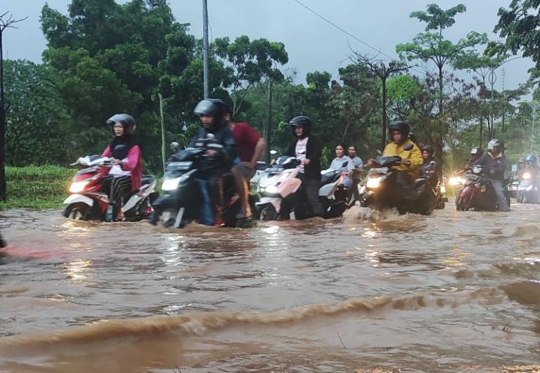 Banjir Kepung Batam, Banyak Kendaraan Mogok