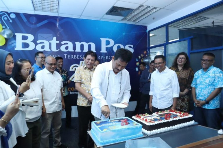 Hadiri HUT Batam Pos, Rudi: Ayo Berikan Kritik, Awasi Pekerjaan Pemerintah