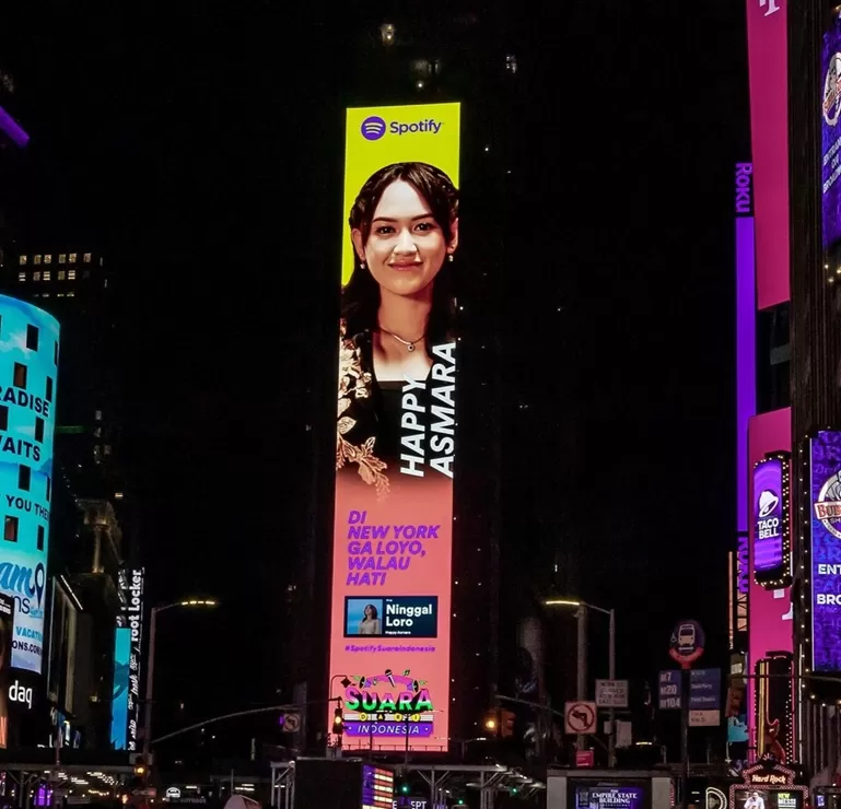 Happy Asmara Muncul di Times Square New York