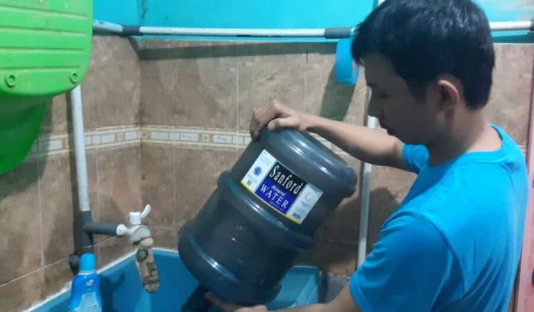 Suplai Air Berhenti Total, Warga Batam Beli Air Galon dan Mengungsi ke Hotel