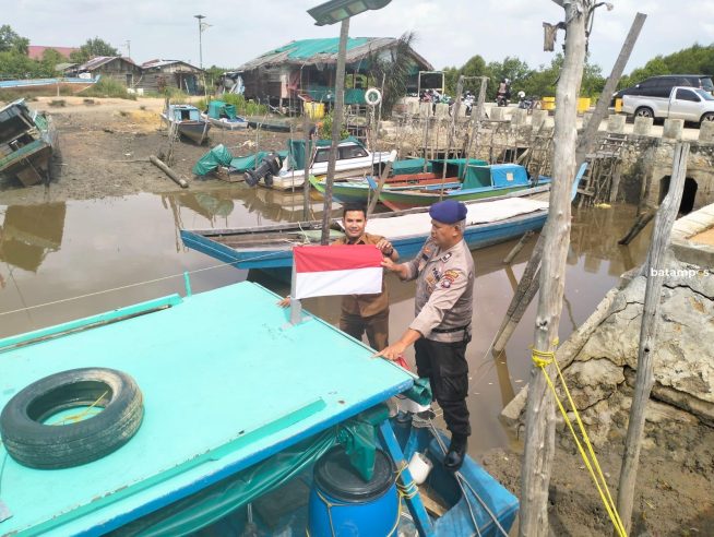 UPT DKP Kepri Bagikan 100 Lembar Bendera Merah Putih