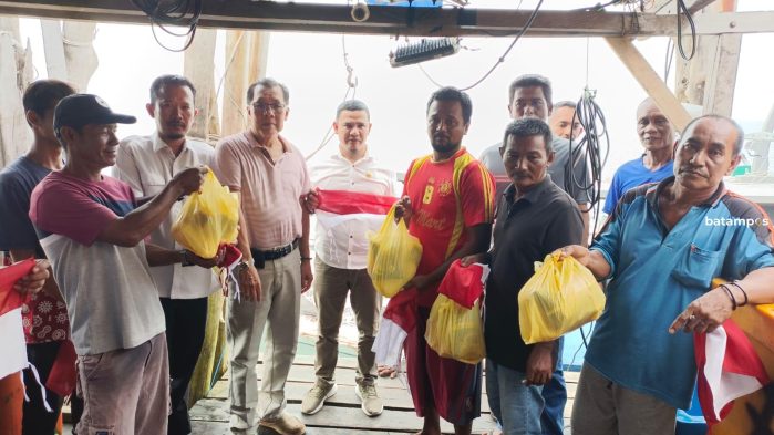Cabang DKP Kepri Serahkan Bendera dan Sembako ke Nelayan Moro