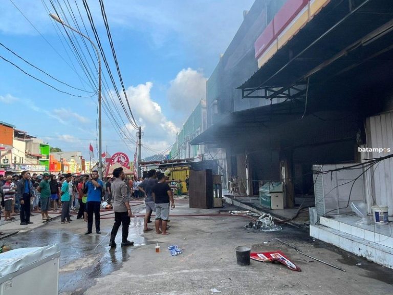 Toko Furniture dan Elektronik Terbakar di Bukit Kemuning Seibeduk