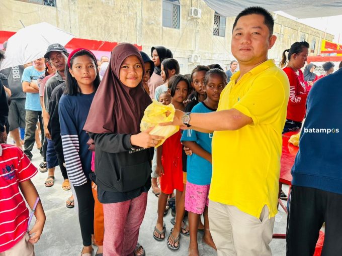 YDSS Kelenteng Ngo Hu Xian Ko Bagikan Ribuan Paket Makanan